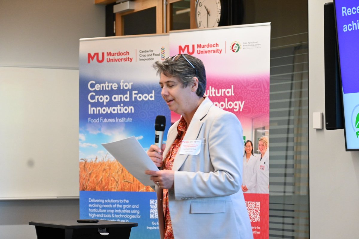 MU_CCFI_Biotech's tweet image. Session one of the Genome Data Analysis and Integration Workshop begins with @UQ_News Prof Rob Henry, who shares his insights on recent progress in plant genome sequencing, highlights some of the great achievements made in areas such as biodiversity conservation, and flags future…