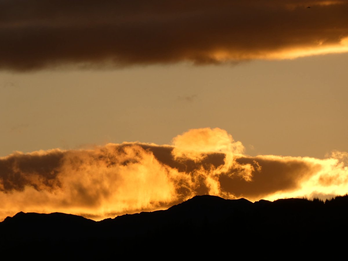 GaelAmadan's tweet image. Oidhche mhath folks, enjoy the rest of your evening, see you tomorrow, stay safe, sleep well.
1. Duke and Baron the magnificent Kelpies during sundown.
2. Sun going down over Callander.
3. Mull of Kintyre sunset.
4. The Red Roofed Cottage at Loch Shieldaig.
