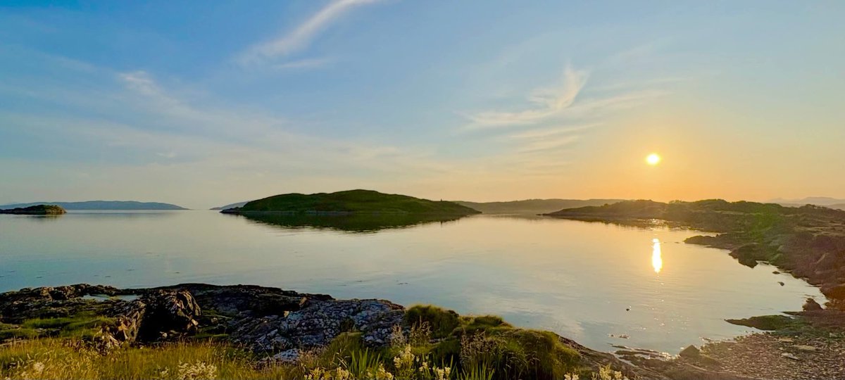 GaelAmadan's tweet image. Oidhche mhath folks, enjoy the rest of your evening, see you tomorrow, stay safe, sleep well.
1. Duke and Baron the magnificent Kelpies during sundown.
2. Sun going down over Callander.
3. Mull of Kintyre sunset.
4. The Red Roofed Cottage at Loch Shieldaig.
