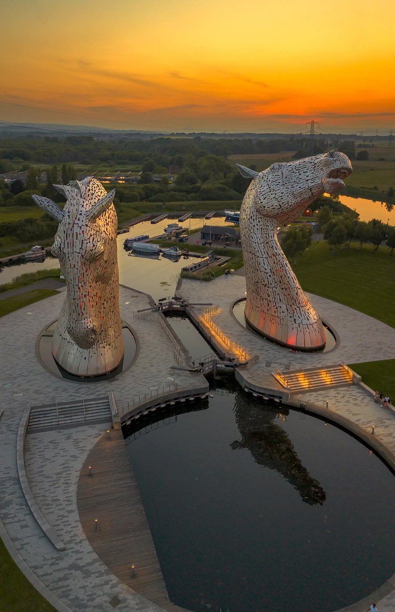 GaelAmadan's tweet image. Oidhche mhath folks, enjoy the rest of your evening, see you tomorrow, stay safe, sleep well.
1. Duke and Baron the magnificent Kelpies during sundown.
2. Sun going down over Callander.
3. Mull of Kintyre sunset.
4. The Red Roofed Cottage at Loch Shieldaig.