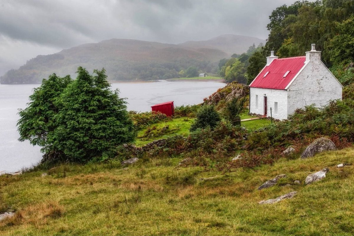 GaelAmadan's tweet image. Oidhche mhath folks, enjoy the rest of your evening, see you tomorrow, stay safe, sleep well.
1. Duke and Baron the magnificent Kelpies during sundown.
2. Sun going down over Callander.
3. Mull of Kintyre sunset.
4. The Red Roofed Cottage at Loch Shieldaig.