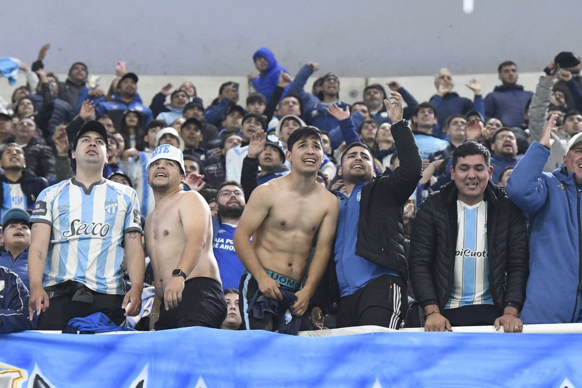 Copa_Argentina's tweet photo. ¡LOC-UUUUUURAAAAAA! 🤪

El GIGANTE, a Octavos ✅ 

@ATOficial 🩵🤍 https://t.co/OTRumWPMjI