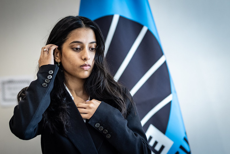 🔥 ¡Histórica Divya Deshmukh!
La joven india de 19 años acaba de vencer a su tercera GM consecutiva, esta vez superando 1.5–0.5 a la campeona china Tan Zhongyi 🇨🇳 en un duelo de alto voltaje.
📈 Con este triunfo:
✅ Clasifica a la final de la Copa del Mundo Femenina FIDE 2025
✅