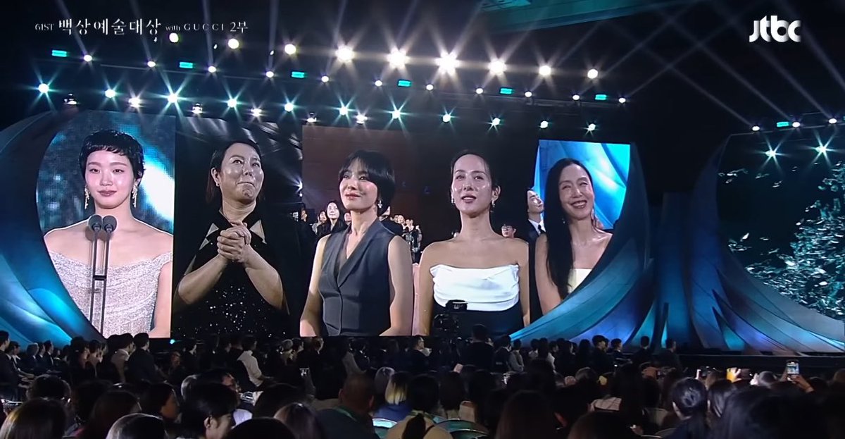 fiorestale's tweet image. Kim Geumsoon: โI felt so sorry for being stuck between Song Hyekyo and Kim Goeunโ
The article said that KGS had been nominated for Best Movie Actress at 2025 Baeksang alongside top-tier actresses which are Jeon Doyeon, Song Hyekyo, Kim Goeun, and Cho Yeojeong. When the VCRโฆ