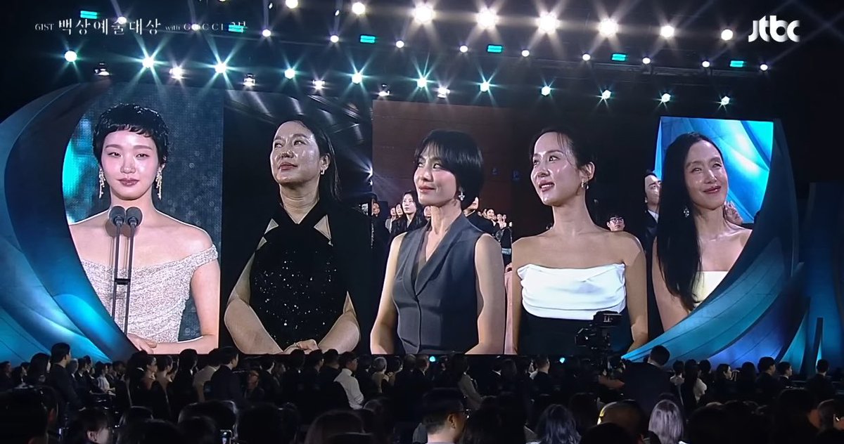 fiorestale's tweet image. Kim Geumsoon: โI felt so sorry for being stuck between Song Hyekyo and Kim Goeunโ
The article said that KGS had been nominated for Best Movie Actress at 2025 Baeksang alongside top-tier actresses which are Jeon Doyeon, Song Hyekyo, Kim Goeun, and Cho Yeojeong. When the VCRโฆ