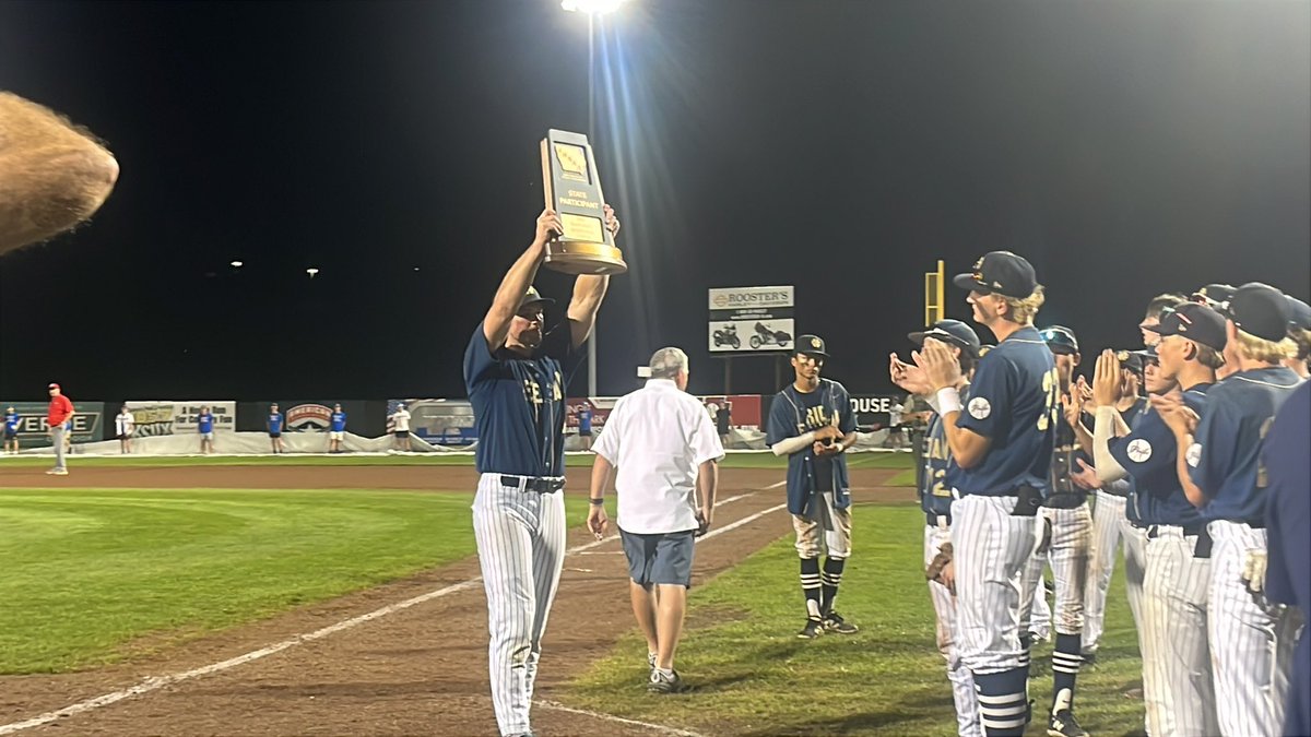 ShanksLogan's tweet image. Class 3A state semifinal
FINAL
Pella: 3
Bishop Heelan: 2
A throwing error to third allows the Dutch to score the game winning run and advance to the state championship.
Bishop Heelan ends its season 30-11.
#iahsbsb