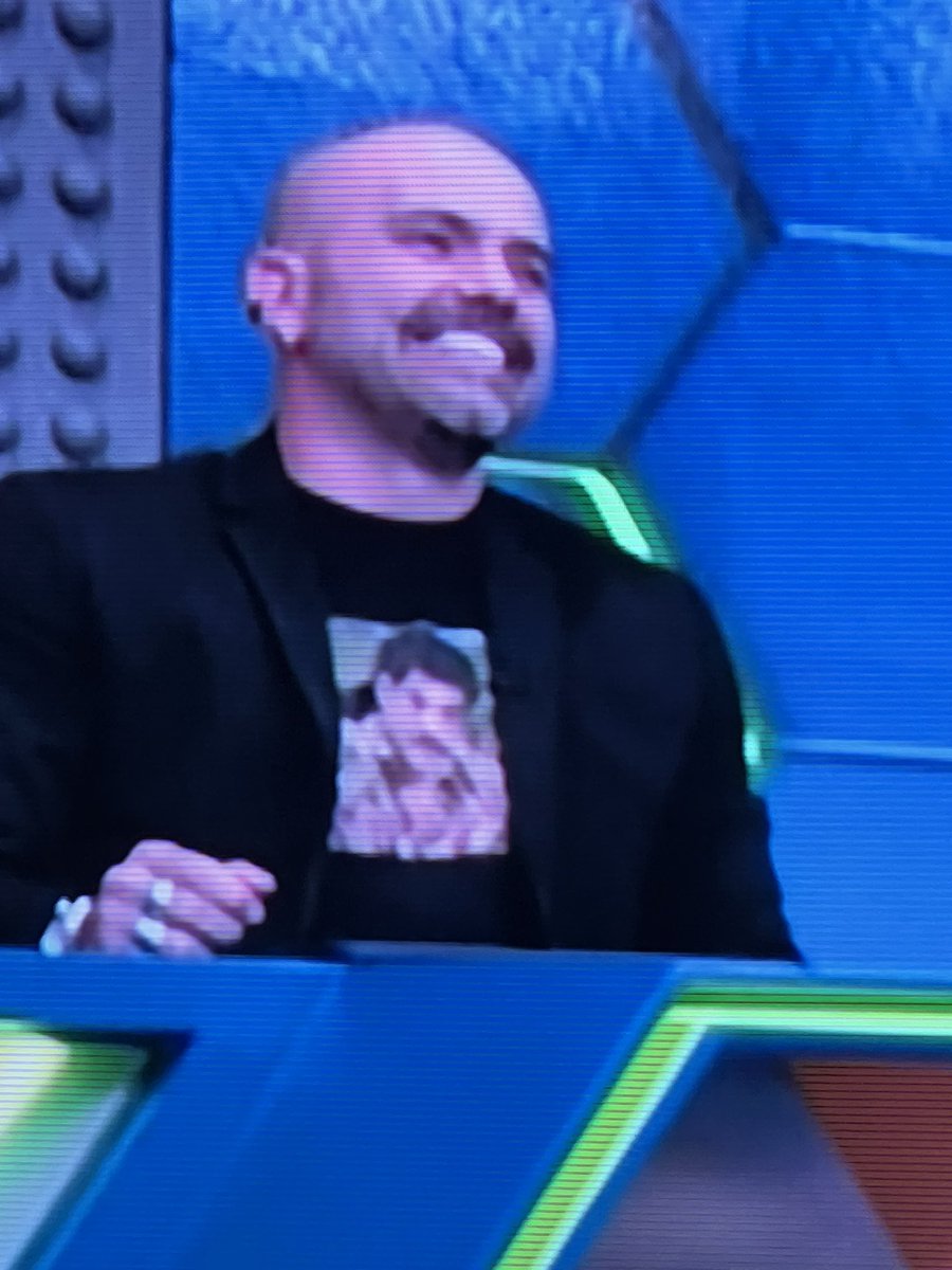 Minha noiva assim que o programa começou:
Ih ala! O Escobar com a camisa do Tim Maia
<a href="/olucasgutierrez/">Lucas Gutierrez</a> @caitomanier <a href="/TVQuase/">TV Quase</a>