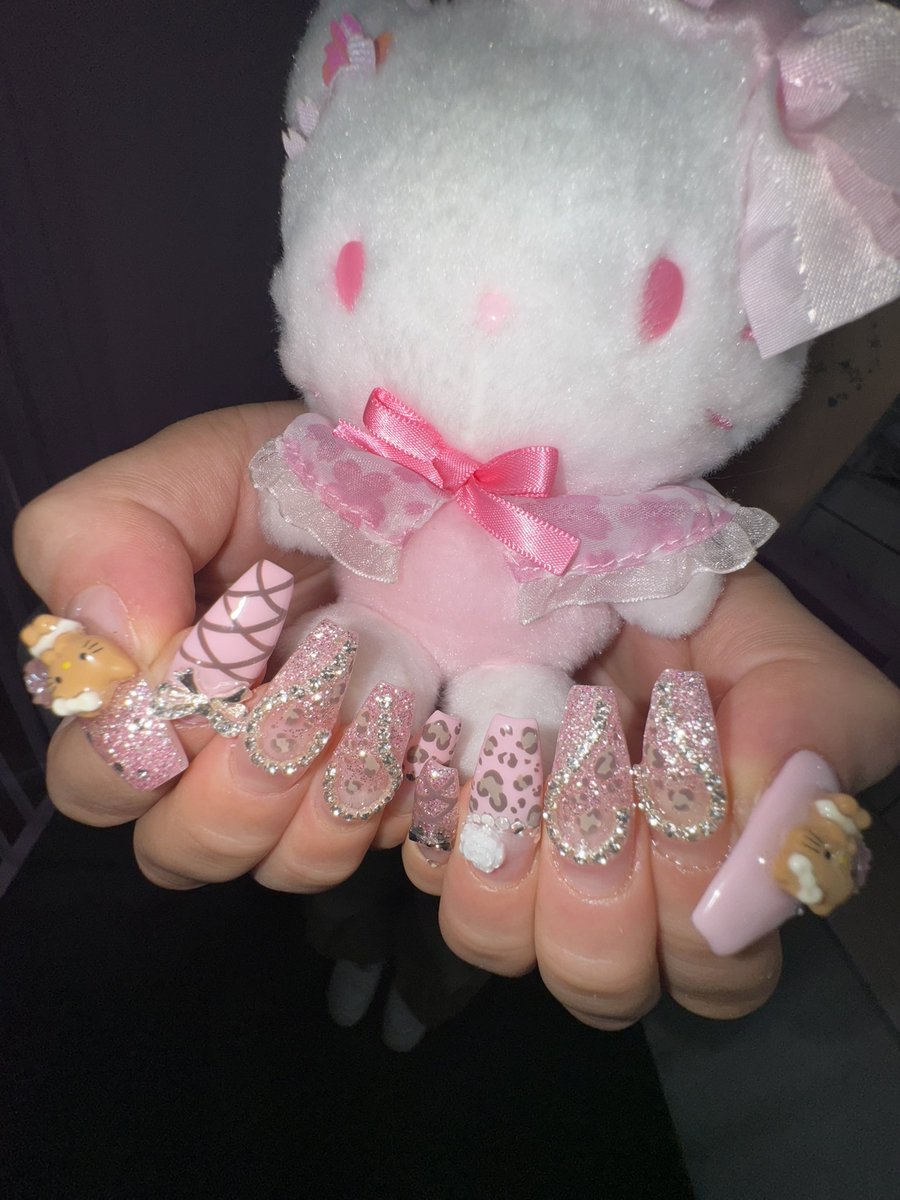 트친 오랜만이에요♡
최근?에 네일했더요💅🏽🫰🏿