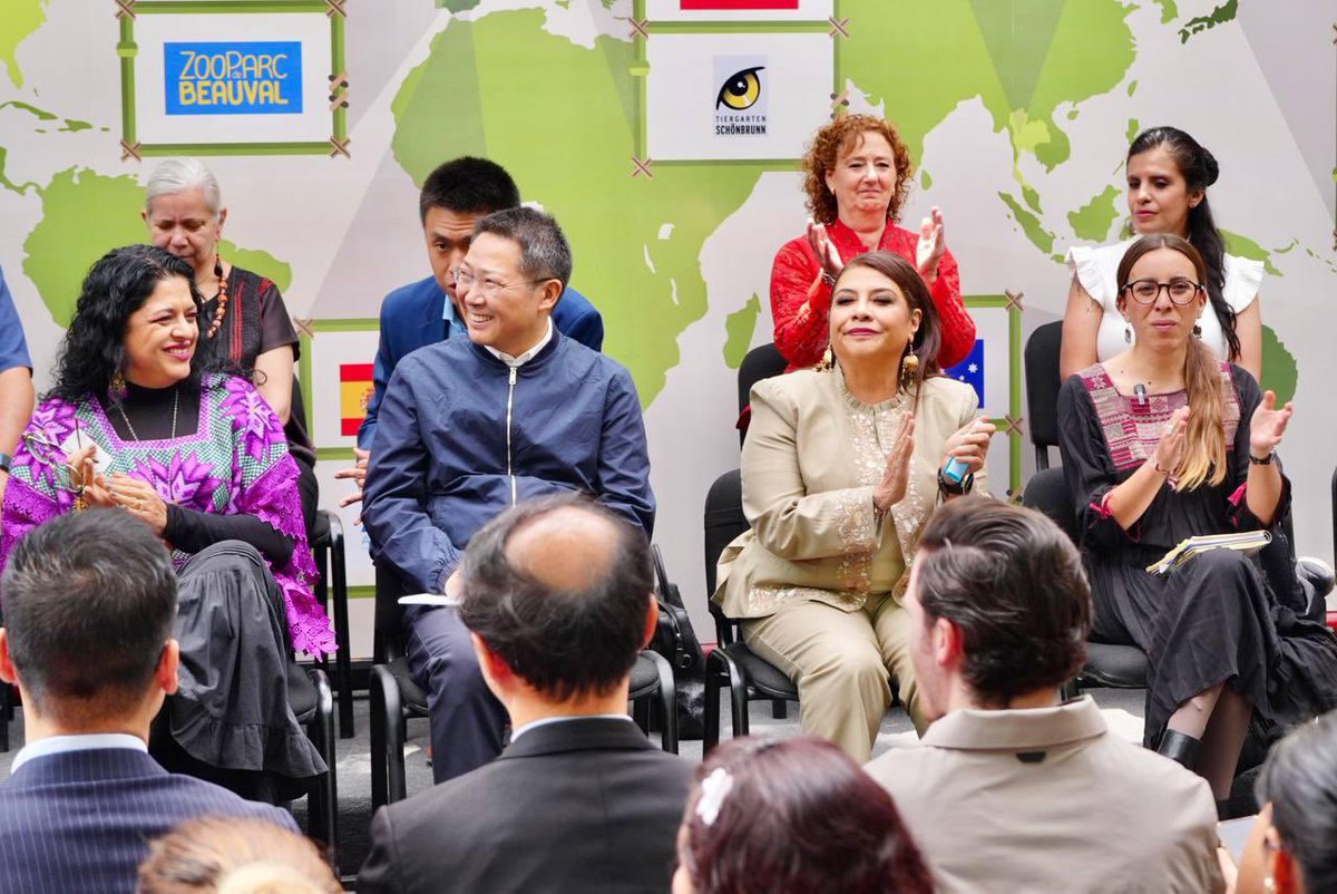 SEDEMA_CDMX's tweet image. La secretaria @Jualicra acompañó a la #JefaDeGobierno, @ClaraBrugadaM, en la develación del billete del Sorteo Superior 2853 de la @lotenal, emitido en conmemoración del 35 aniversario de Xin Xin. 🐼🎋
Este billete rinde homenaje a Xin Xin, quien no solo representa un símbolo…