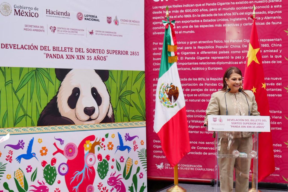 SEDEMA_CDMX's tweet image. La secretaria @Jualicra acompañó a la #JefaDeGobierno, @ClaraBrugadaM, en la develación del billete del Sorteo Superior 2853 de la @lotenal, emitido en conmemoración del 35 aniversario de Xin Xin. 🐼🎋
Este billete rinde homenaje a Xin Xin, quien no solo representa un símbolo…