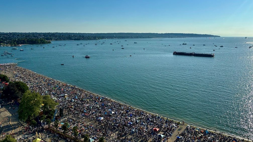 VancouverPD's tweet image. Lots of people already at English Bay for the fireworks.
#CelebOfLight