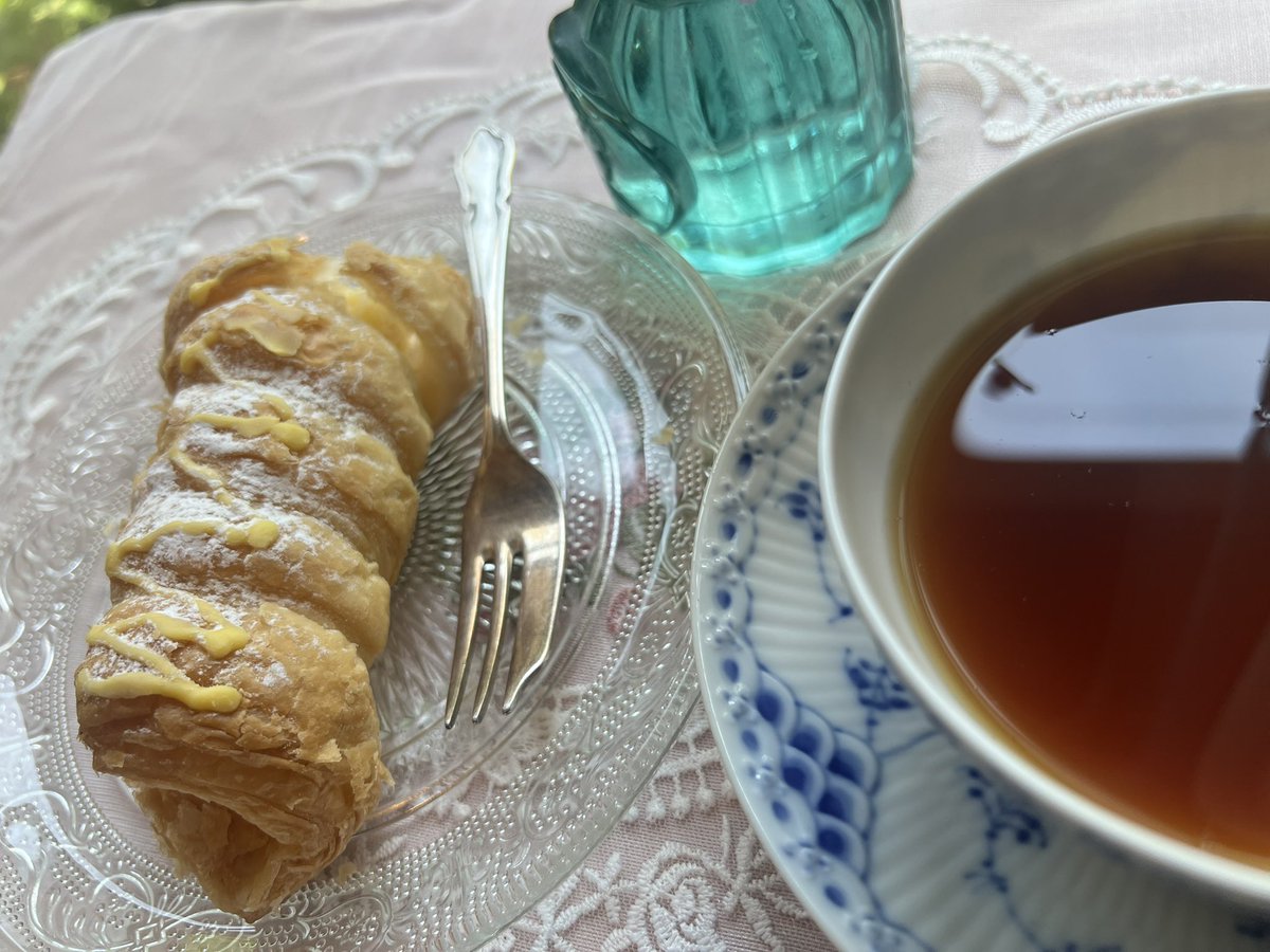 muse_chat1's tweet photo. 暑中お見舞い申し上げます🩵

本日のお茶は世田谷を中心に展開しているスーパー信濃屋のアールグレイ🌿
茶葉のクオリティが高く
香りが良くおすすめ🥰💕

ポンパドールのサクサクパイコロネ🍋レモンクリーム

猛暑が続きます☀️
お身体に気をつけて
お過ごし下さい🌿🩵

#おうちカフェ
#茶好連 https://t.co/cawlTucUs5