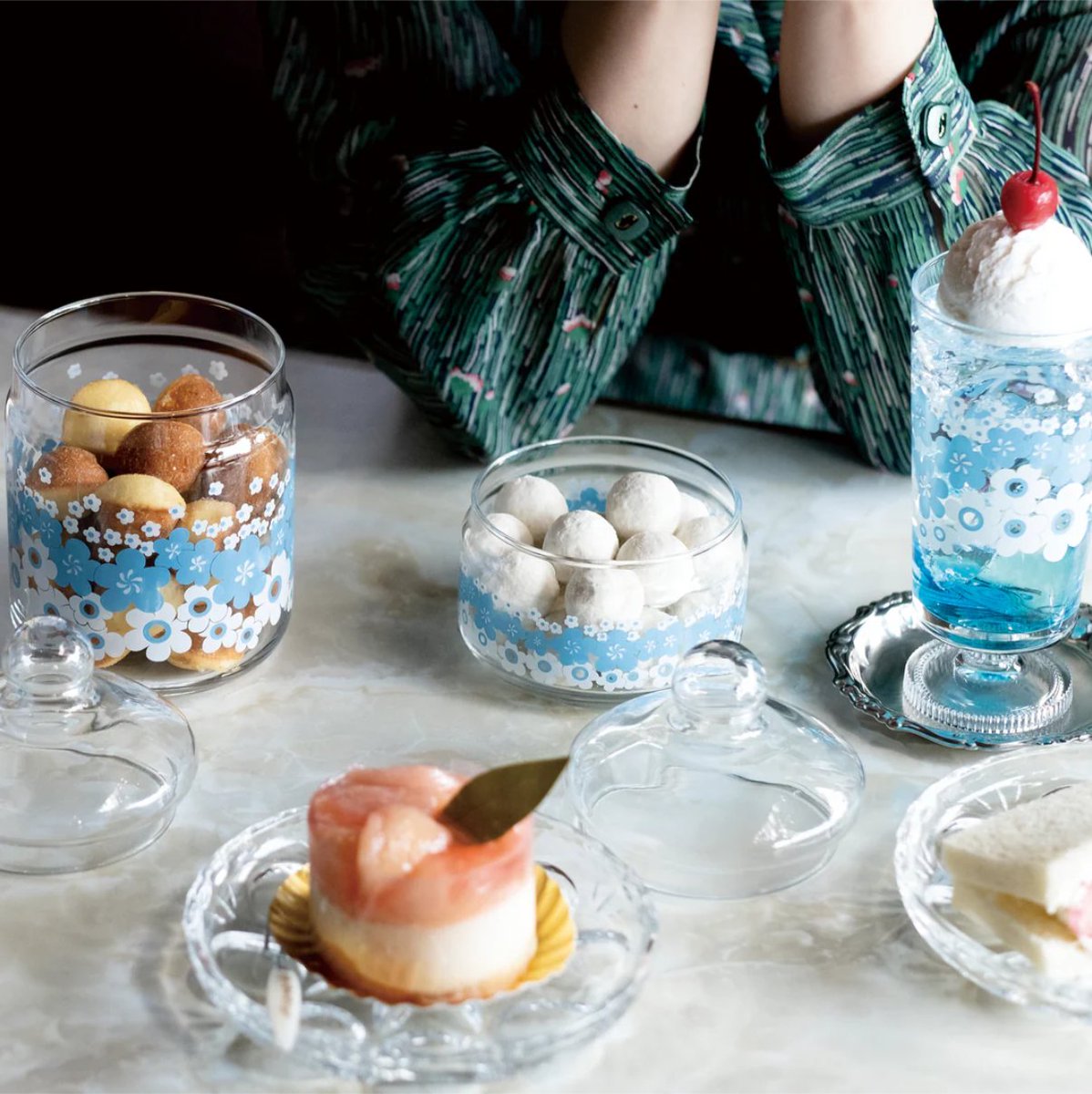 aderia_retro's tweet image. ぽってりと丸みを帯びたフォルムがかわいいふた付き容器。昭和当時は今よりもずっと多彩なデザイン&形で、盛んに作られていました🌼
お菓子だけではなく、小物入れとしてなどお好きな使い方で楽しんでください☺️
写真はボンボン入れ「花の輪」
aderia-retro.com/collections/bo…