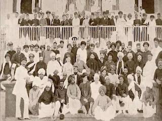 Arvind Singh (@arvinds1312) on Twitter photo рднрд╛рд░рддреАрдп рд░рд╛рд╖реНрдЯреНрд░реАрдп рдХрд╛рдВрдЧреНрд░реЗрд╕ рдХреА рдХрд╣рд╛рдиреА | рднрд╛рдЧ 1: рдЬрдиреНрдо рдПрдХ рд╡рд┐рдЪрд╛рд░ рдХрд╛ (1885тАУ1905)
тАЬрдПрдХ рд╡рд┐рдЪрд╛рд░ рдЬрд┐рд╕рдиреЗ рджрдмреА рдЖрд╡рд╛рдЬрд╝реЛрдВ рдХреЛ рдордВрдЪ рджрд┐рдпрд╛, рдФрд░ рднрд╛рд░рдд рдХреЛ рдмреЛрд▓рдирд╛ рд╕рд┐рдЦрд╛рдпрд╛тАжтАЭ
1885 рдореЗрдВ рдЬрдм рдЕрдВрдЧреНрд░реЗрдЬрд╝ рднрд╛рд░рдд рдкрд░ рдкреВрд░реА рддрд░рд╣ рд╣рд╛рд╡реА рдереЗ, 72 рд▓реЛрдЧреЛрдВ рдиреЗ рдореБрдВрдмрдИ рдХреЗ рдПрдХ рдХреЙрд▓реЗрдЬ рд╣реЙрд▓ рдореЗрдВ рдореБрд▓рд╛рдХрд╝рд╛рдд рдХреАред
рдЙрдиреНрд╣реЗрдВ тАШрд░рд╛рдЬтАЩ рд╕реЗ рдирд╣реАрдВ, рдЕрдкрдиреЗ тАШрд╣рдХрд╝тАЩ рд╕реЗ рднрд╛рд░рддреАрдп рд░рд╛рд╖реНрдЯреНрд░реАрдп рдХрд╛рдВрдЧреНрд░реЗрд╕ рдХреА рдХрд╣рд╛рдиреА | рднрд╛рдЧ 1: рдЬрдиреНрдо рдПрдХ рд╡рд┐рдЪрд╛рд░ рдХрд╛ (1885тАУ1905)
тАЬрдПрдХ рд╡рд┐рдЪрд╛рд░ рдЬрд┐рд╕рдиреЗ рджрдмреА рдЖрд╡рд╛рдЬрд╝реЛрдВ рдХреЛ рдордВрдЪ рджрд┐рдпрд╛, рдФрд░ рднрд╛рд░рдд рдХреЛ рдмреЛрд▓рдирд╛ рд╕рд┐рдЦрд╛рдпрд╛тАжтАЭ
1885 рдореЗрдВ рдЬрдм рдЕрдВрдЧреНрд░реЗрдЬрд╝ рднрд╛рд░рдд рдкрд░ рдкреВрд░реА рддрд░рд╣ рд╣рд╛рд╡реА рдереЗ, 72 рд▓реЛрдЧреЛрдВ рдиреЗ рдореБрдВрдмрдИ рдХреЗ рдПрдХ рдХреЙрд▓реЗрдЬ рд╣реЙрд▓ рдореЗрдВ рдореБрд▓рд╛рдХрд╝рд╛рдд рдХреАред
рдЙрдиреНрд╣реЗрдВ тАШрд░рд╛рдЬтАЩ рд╕реЗ рдирд╣реАрдВ, рдЕрдкрдиреЗ тАШрд╣рдХрд╝тАЩ рд╕реЗ