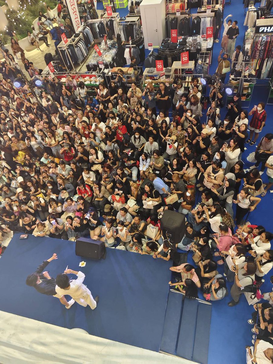 นอกจากศิลปินที่น่ารักแล้ว  ก็คือแฟนคลับทุกคน  เวลาไปเจอกันทุกคนน่ารักมาก  อาจมีเบียดเสียดกันเพราะความรักศิลปิน 55555 แต่ทุกคนก็มีรอยยิ้มให้กัน แลกฟอลกัน ให้ทุกคนมีพลังส่งถึงศิลปินที่รักเยอะๆ ..รักจัง 🥰🥰🥰
#แลกฟอลน้องโอ๊ต 
#แลกฟอลโบ๊ทโอ๊ต 
#BoatYongyut 
#Oatpasakorn 
#BoatOat