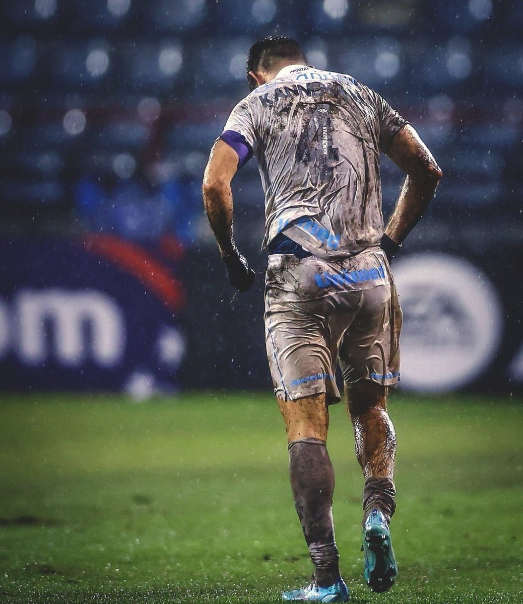 leozitoFBPA's tweet photo. Enquanto tu estiver em um campo de futebol com a camisa do Grêmio, eu vou te respeitar. 

O jogador que mais nos representa. Na vitória ou na derrota, dá a vida pelo time. 

Ídolo pra sempre! https://t.co/AfYnNivspw