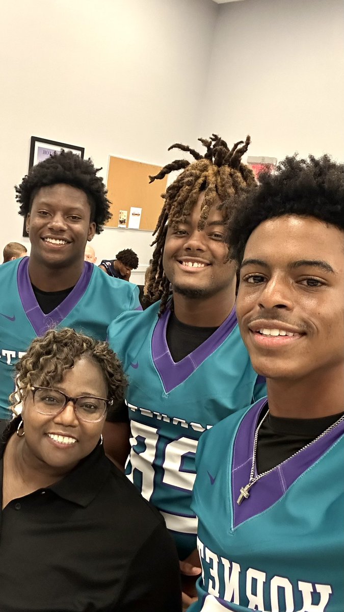 mrs_vfrierson's tweet image. Stingers up, heads high—these South Atlanta boys are about to fly! @Y1Bubba @CaiMims1 @maruskiiiii #GHSMediaDay