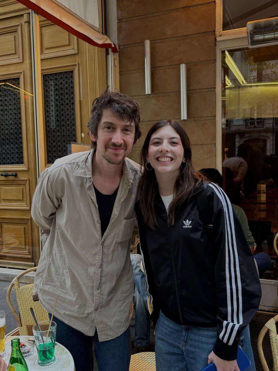 Alex with a fan a week ago in Paris 🍺
cr: coco_monocromo