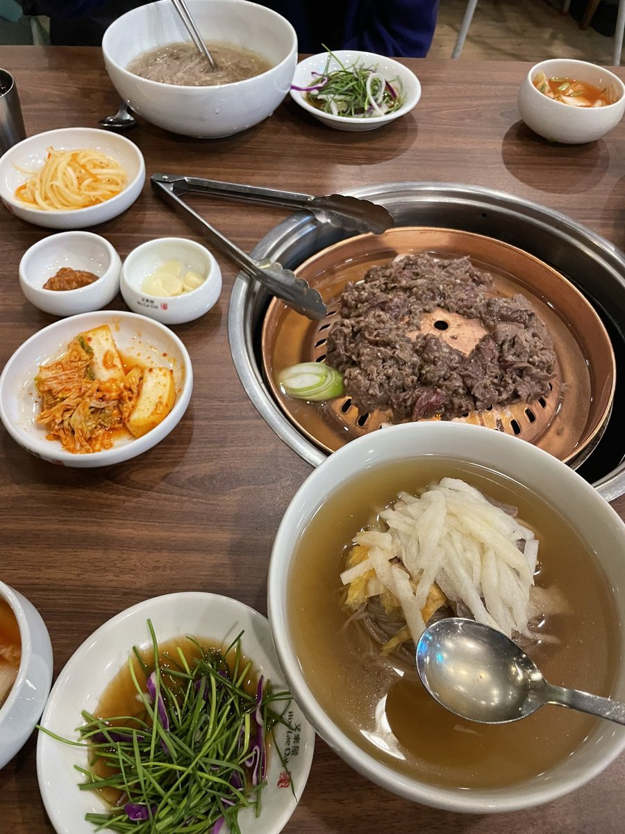 죽기 전 마지막으로 먹을 음식
ㄴ 우래옥 평냉에 불고기

4장의 사진으로 담기 어려울만큼 많이 갔다 ㅜ
김치말이국수도 맛있습니다 •• 🩵