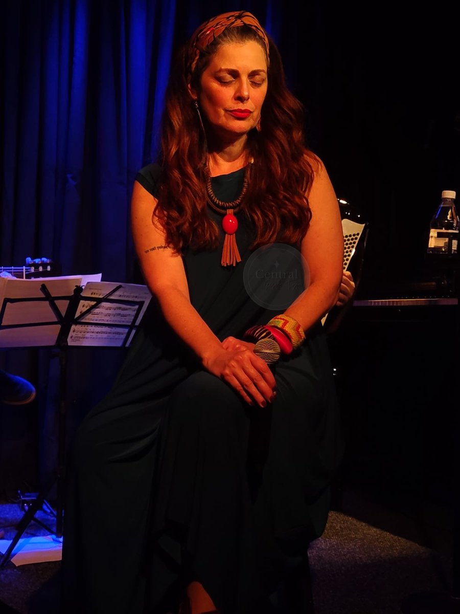 centralgitigre's tweet image. ✨ QUE NOITE MÁGICA!
Giselle Tigre emocionou com um show inesquecível no Fino da Bossa, homenageando Ednardo com brasilidade, potência e muito amor! 💛
Casa lotada, emoção à flor da pele e registros lindos feitos pela nossa adm.
🎶 Confira os cliques! #GiselleTigre #FinoDaBossa