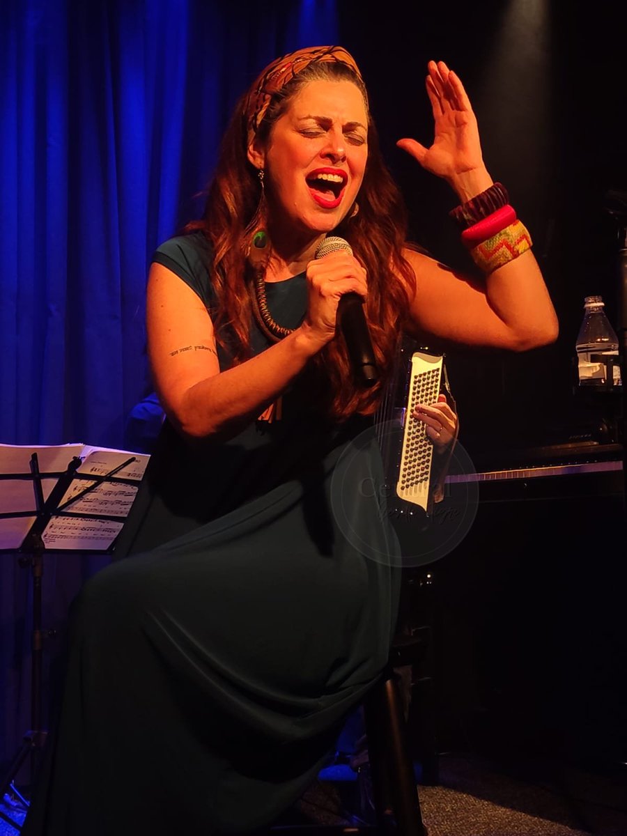 centralgitigre's tweet image. ✨ QUE NOITE MÁGICA!
Giselle Tigre emocionou com um show inesquecível no Fino da Bossa, homenageando Ednardo com brasilidade, potência e muito amor! 💛
Casa lotada, emoção à flor da pele e registros lindos feitos pela nossa adm.
🎶 Confira os cliques! #GiselleTigre #FinoDaBossa