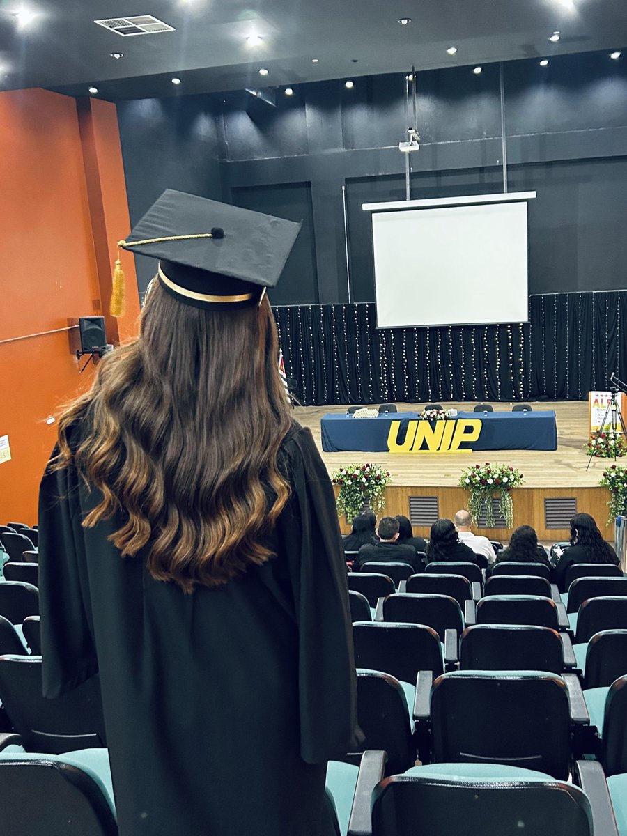 🎓