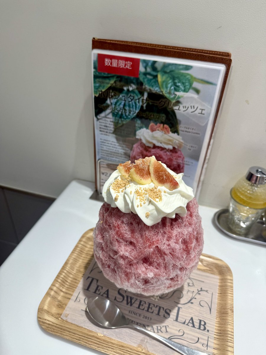yuri_DitaWhite's tweet image. 🍧ホルシュタイナーグリュッツェ
コンテナートさん1杯目🍧✨
だーいすきだからリピ!
何度食べてもカマンベールクリームが秀逸、いちじく合わせがほんとおいしい😋
なんか食べてて咳が止まらなくなって困った💦←氷が冷たい時に発生する、、、いつもより冷たかった?!