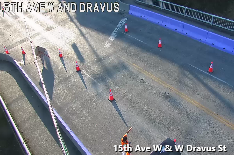W dravus st桥上的道路工作将EB和WB车道减少到一条车道。谨慎行事。