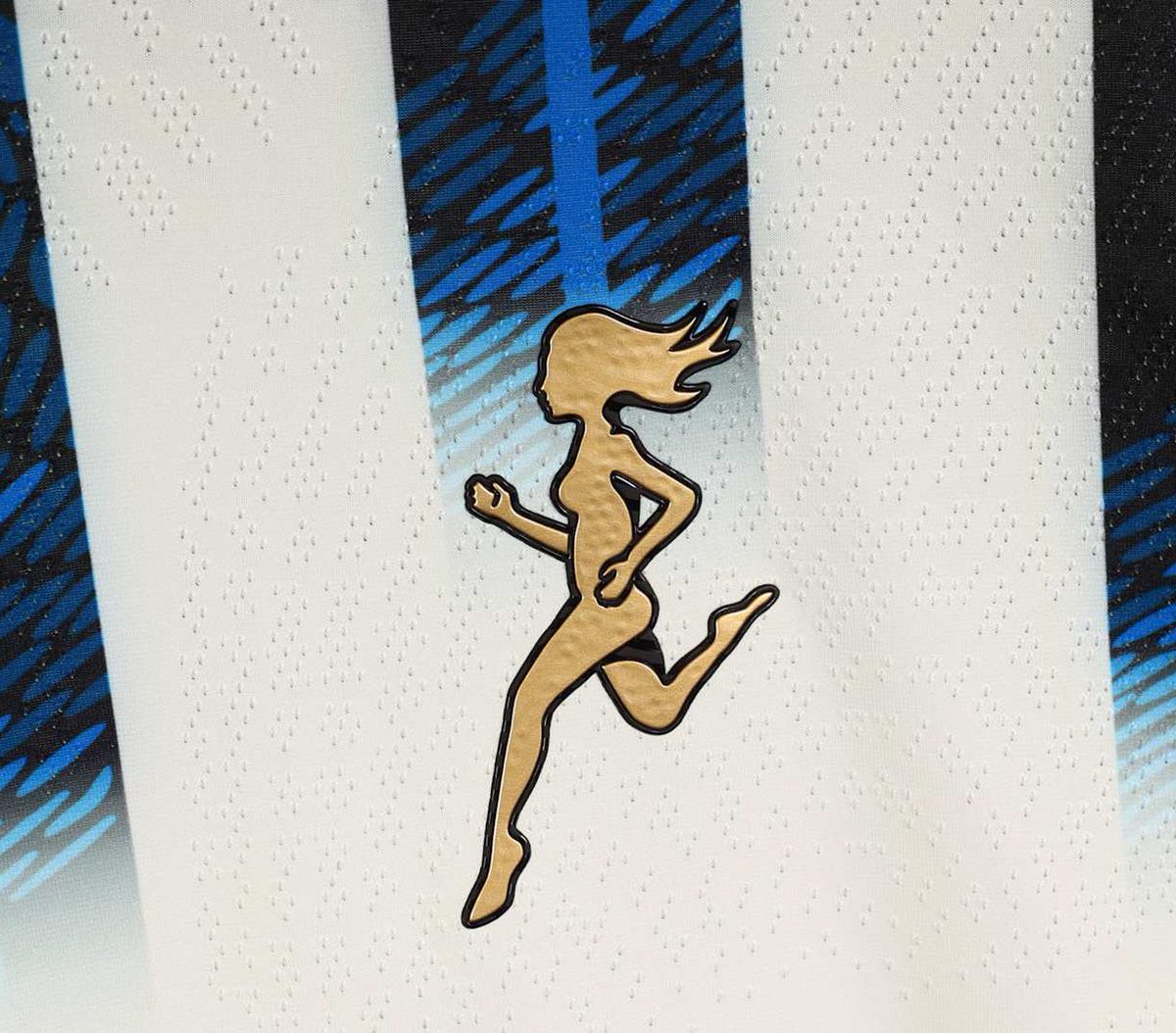 TheyThinkKits's tweet image. Atalanta x New Balance
Like the La Dea badge and the stripes look like a nod to the 1991 away shirt