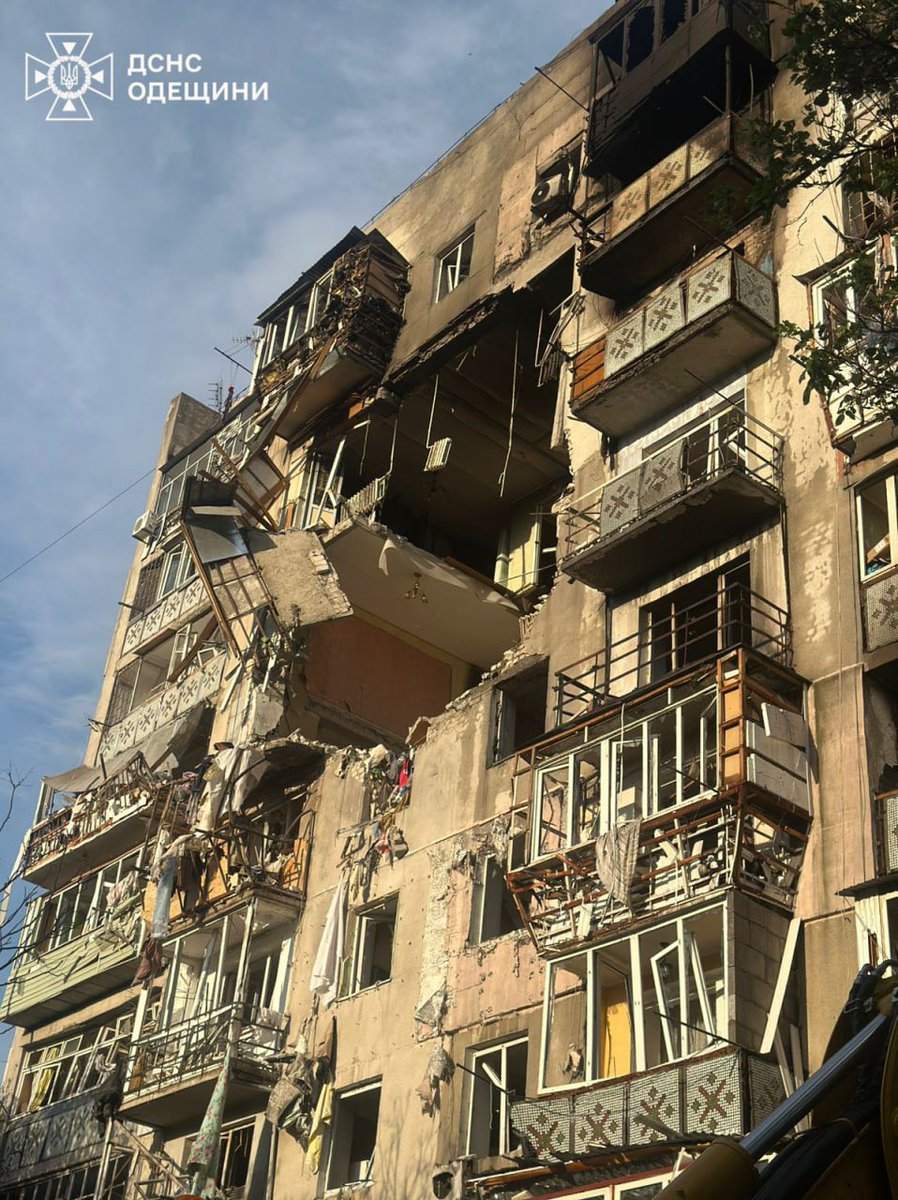 SavchenkoReview's tweet image. 💔🇺🇦 Russian attack of Odesa: search and rescue operations continue, there is a threat of collapse of a high-rise building, — OVA
❗️Privoz market and monuments in the historic center of the city, which is under UNESCO protection, were also damaged.