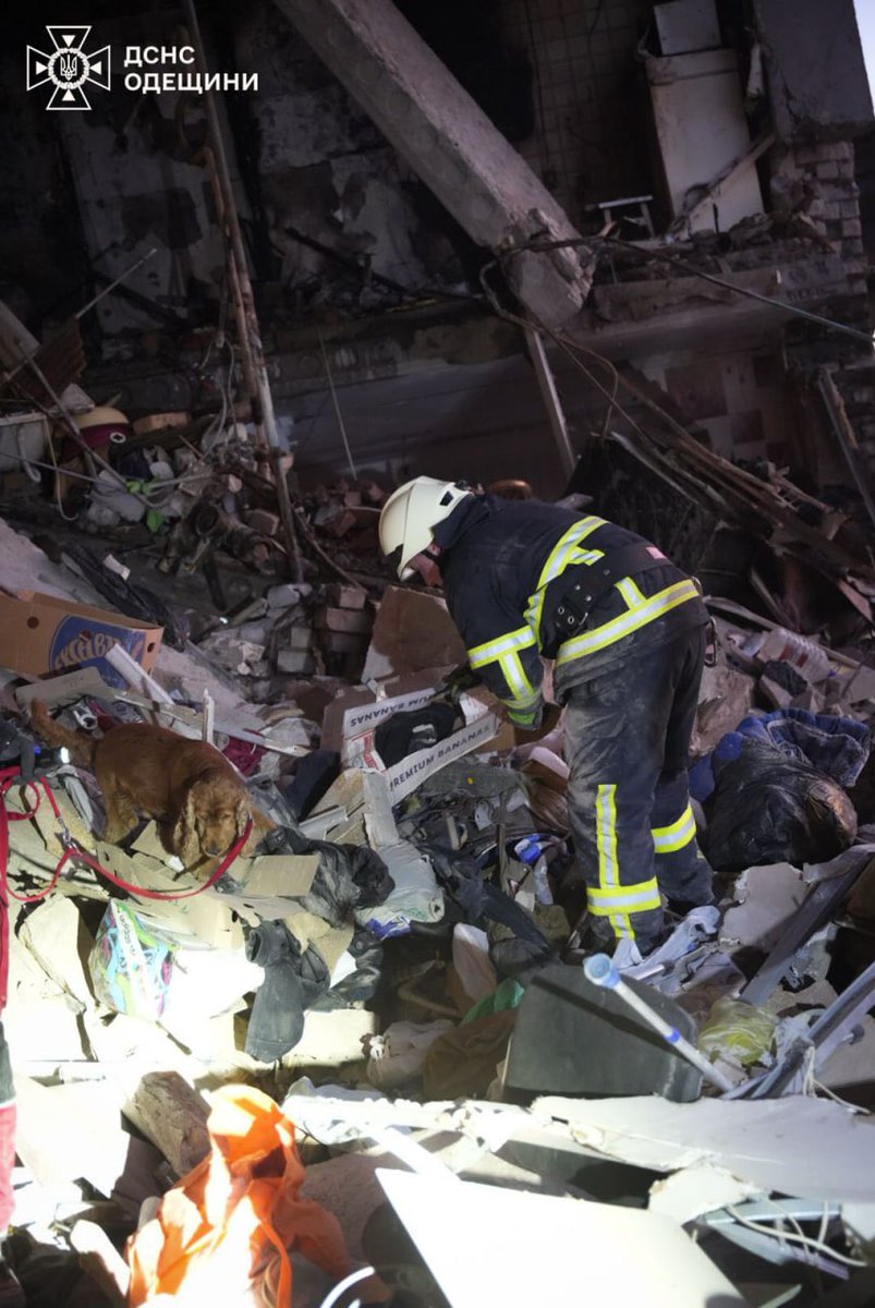 SavchenkoReview's tweet image. 💔🇺🇦 Russian attack of Odesa: search and rescue operations continue, there is a threat of collapse of a high-rise building, — OVA
❗️Privoz market and monuments in the historic center of the city, which is under UNESCO protection, were also damaged.