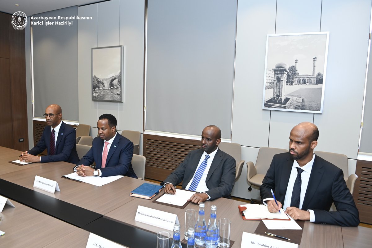 AzerbaijanMFA's tweet image. Foreign Ministers of Azerbaijan @Bayramov_Jeyhun and Somalia @AbdisalamDhaay held an expanded meeting @AzerbaijanMFA.
Ministers discussed opportunities to boost ties in trade, energy, agriculture, education, and humanitarian aid.
Cooperation in UN, NAM, and OIC was also…