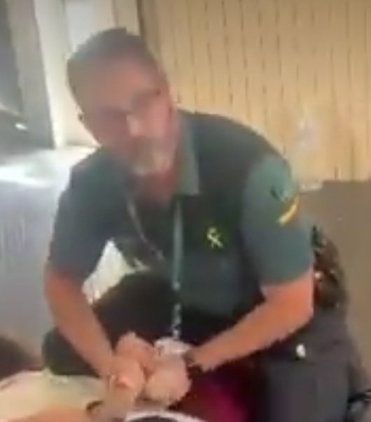Voici le policier espagnol qui a sauvagement agressé la jeune directrice de 21 ans uniquement en raison de sa judéité. Il faut absolument identifier cette sale ordure afin qu'il rende des comptes devant la justice !
