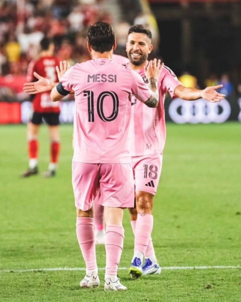 IntermiamiFR_'s tweet image. 🚨 BREAKING 🚨
Leo Messi et Jordi Alba ne seront PAS suspendus contre le FC Cincinnati✅
😭😭😭😭Les journalistes du milieu de la MLS peuvent pleurer plus fort !