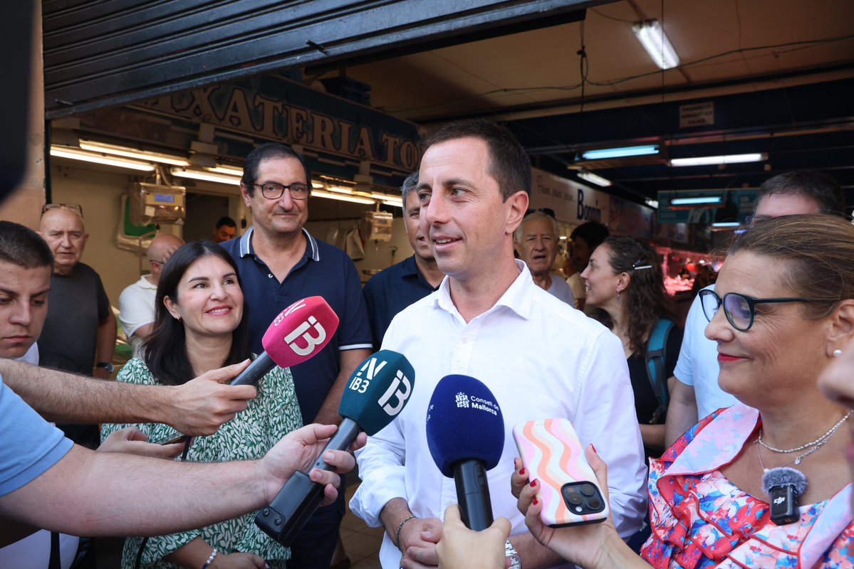 Ll_Galmes's tweet image. Visitant el Mercat de Pere Garau per presentar la campanya «Peixos i marisc de la mar balear», una iniciativa del @ConselldeMca per apropar la tradició pesquera i la cultura marinera de l’illa.
La mar és una part essencial de la nostra identitat. Amb aquesta guia visual volem…