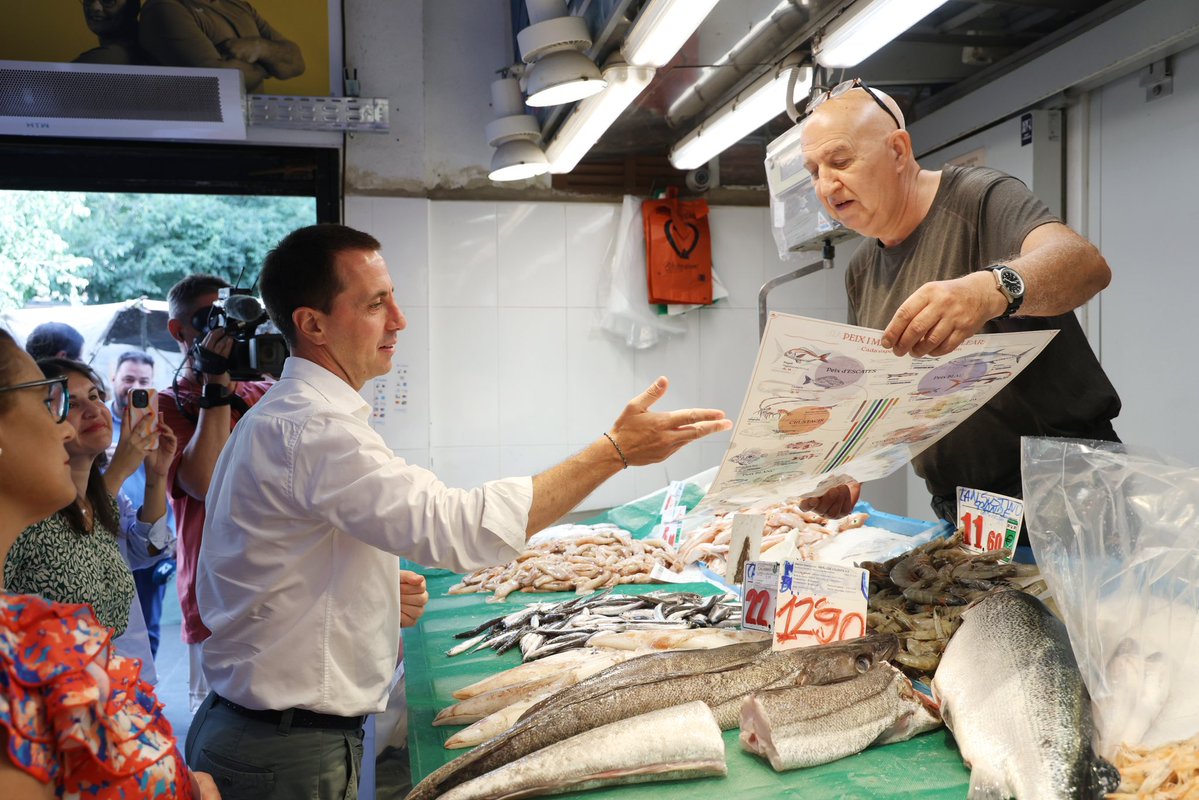 Ll_Galmes's tweet image. Visitant el Mercat de Pere Garau per presentar la campanya «Peixos i marisc de la mar balear», una iniciativa del @ConselldeMca per apropar la tradició pesquera i la cultura marinera de l’illa.
La mar és una part essencial de la nostra identitat. Amb aquesta guia visual volem…