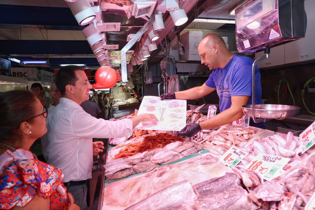 Ll_Galmes's tweet image. Visitant el Mercat de Pere Garau per presentar la campanya «Peixos i marisc de la mar balear», una iniciativa del @ConselldeMca per apropar la tradició pesquera i la cultura marinera de l’illa.
La mar és una part essencial de la nostra identitat. Amb aquesta guia visual volem…
