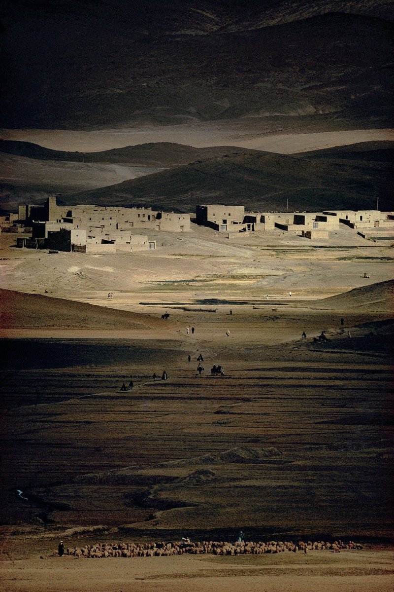 InadeBree's tweet image. ‘There was a desert wind blowing that night. It was one of those hot dry Santa Anas that come down through the mountain passes an curl your hair an make your nerves jump and your skin itch.’
Raymond Chandler, Red Wind, 1938
Harry Gruyaert, Morocco