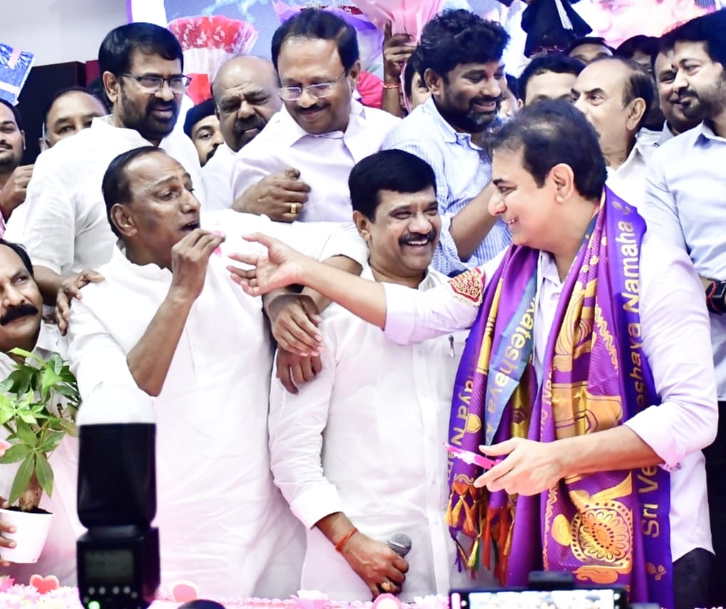 తెలంగాణ భవన్ లో జరిగిన <a href="/BRSparty/">BRS Party</a> వర్కింగ్ ప్రెసిడెంట్ గౌరవ శ్రీ <a href="/KTRBRS/">KTR</a>  గారి పుట్టినరోజు వేడుకల్లో పాల్గోని <a href="/KTRBRS/">KTR</a> గారితో కేక్ కట్ చేయించి జన్మదిన శుభాకాంక్షలు  తెలియజేయడం జరిగింది.