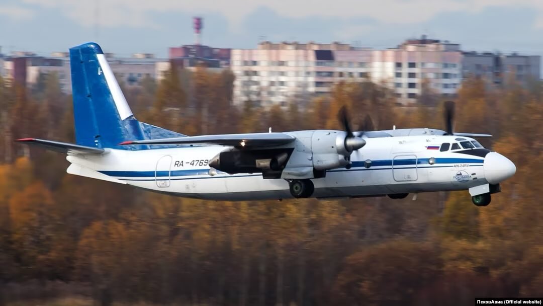 Not_JPod_art's tweet image. 🇷🇺 An-24 crashed in the Amur Region.
According to preliminary data, there are no survivors, all 43 passengers and 6 crew members died.
The plane crashed into a mountain