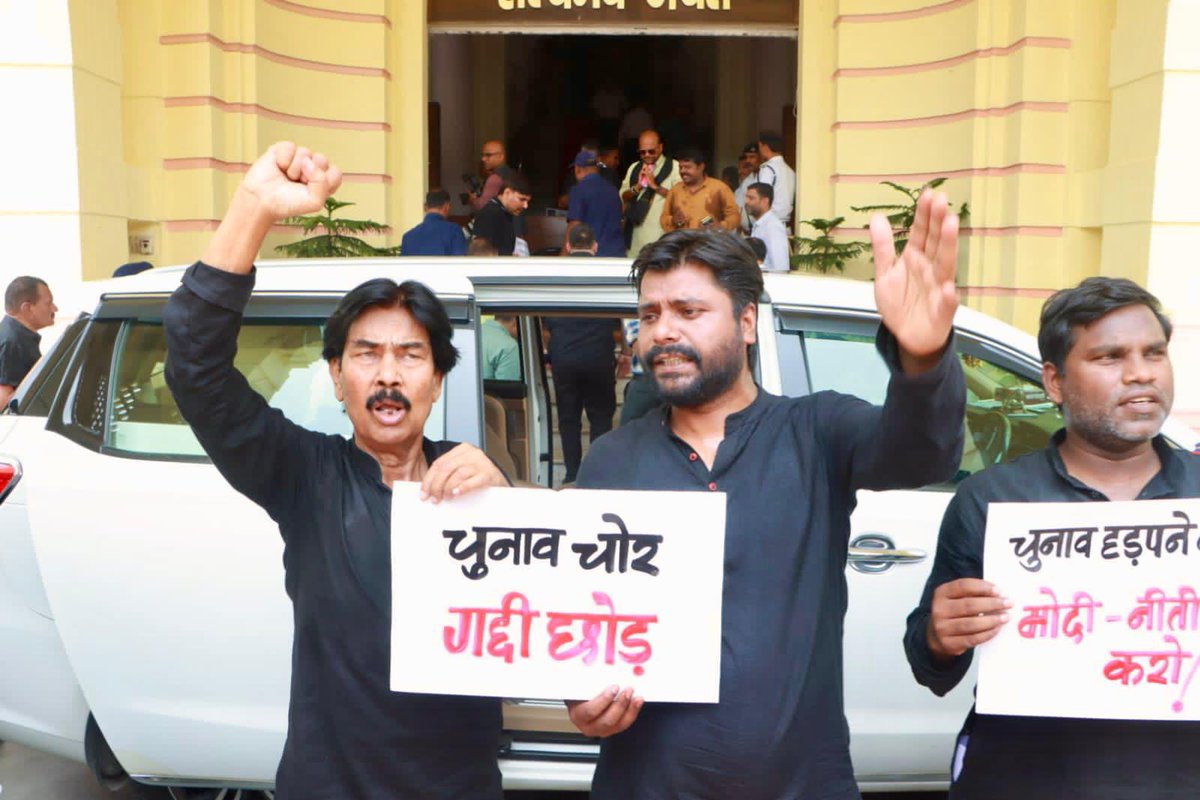 Sandeep_Saurav_'s tweet image. 📍बिहार विधानसभा
लगातार चौथे दिन SIR पर महागठबंधन का हल्ला बोल!
भाजपा-जदयू की गूँगी-बहरी सरकार अब तक जवाब देने की हालत में नहीं है!
📢 हम चुप नहीं बैठेंगे ये सिर्फ SIR का नहीं, लोकतंत्र की हत्या का मामला है। बिहार के ग़रीब, दलित, पिछड़े और अल्पसंख्यकों की आवाज़ को दबने नहीं…