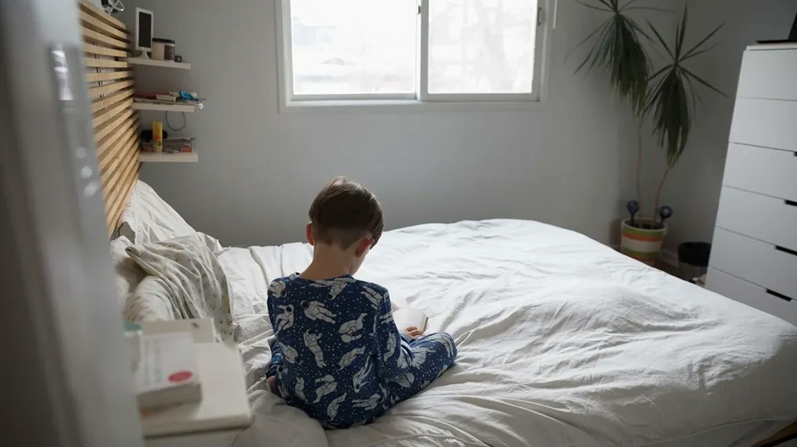 EsthervanFenema's tweet image. Het valt me vaak op hoe moeilijk het is voor mensen om boosheid richting hun ouders toe te laten. Zelfs als ze als kind zijn verwaarloosd, emotioneel of fysiek mishandeld.
Die woede richten ze op zichzelf. Op hun partner, hun kinderen, of vrienden. Of ze raken uitgeput door een…