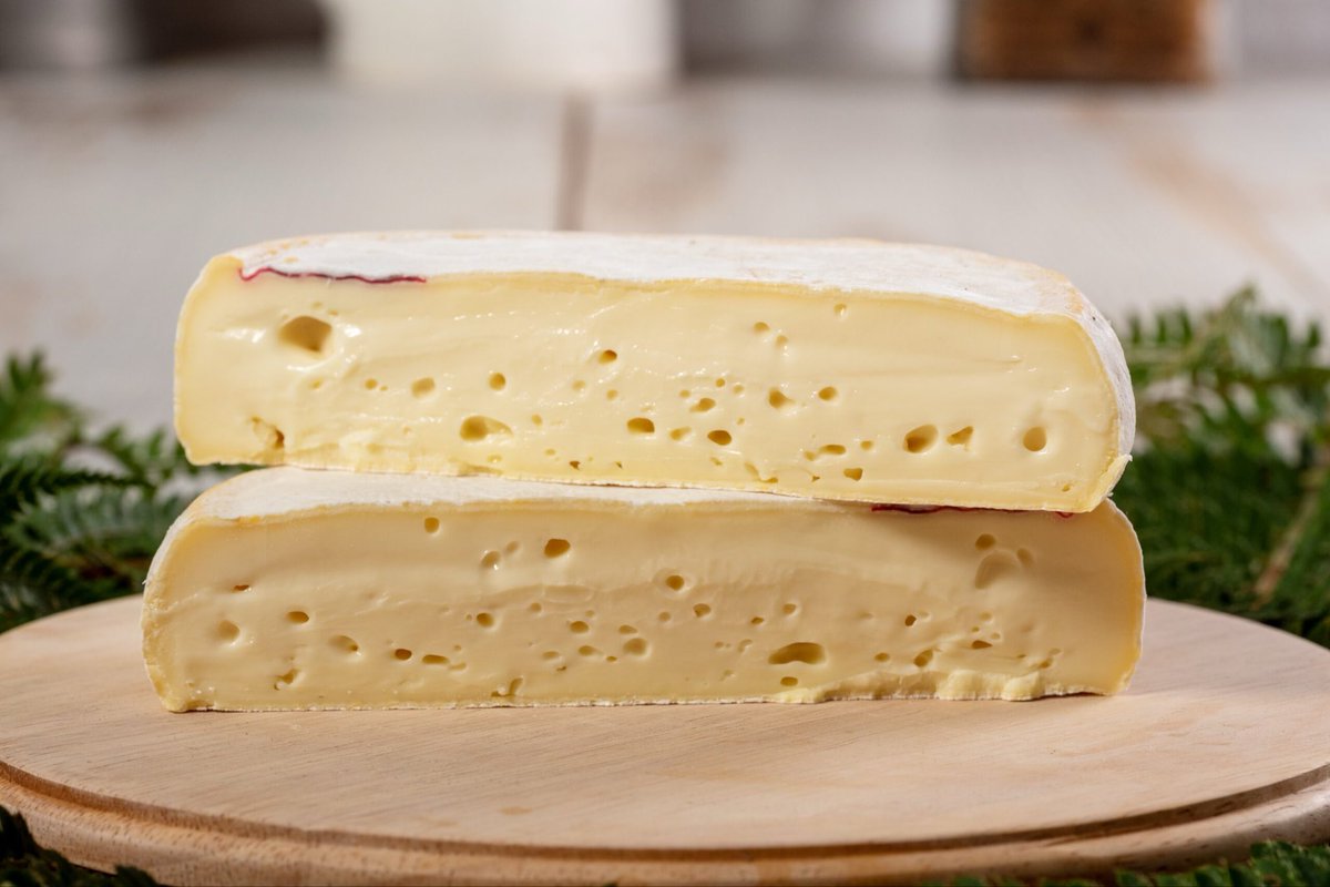 jasmin_hamzic's tweet photo. Food of #TDF2025  #TDFood

🧀 Reblochon: creamy, nutty, alpine magic from Haute-Savoie. Melted in tartiflette or served with apples—pure mountain comfort. #Reblochon #SavoieCheese https://t.co/TigHBBvAPW