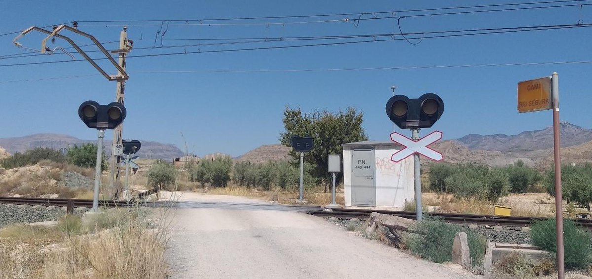 Adif_es's tweet image. 🔛 🚧 Plan de #Cercanías de la Comunitat Valenciana • Mejoramos la seguridad y la movilidad en la línea La Encina–Alacant.
🟢 Licitamos la construcción de un nuevo paso superior, con dos carriles y pasos peatonales, que permitirá suprimir un paso a nivel en el límite entre…