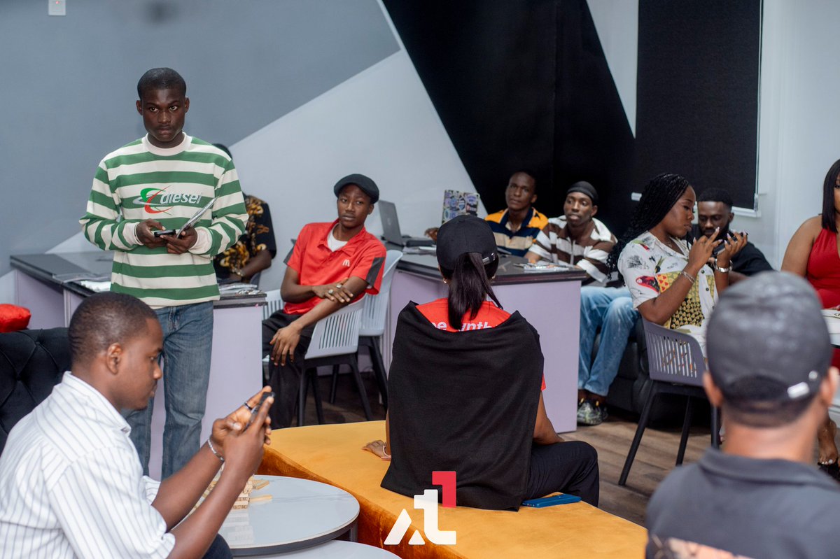 Cee_ynthia's tweet image. Early this month we had a mini Creatives meetup.
The focus was to enlighten Creatives on the opportunities on Avalanche and how they can begin to position themselves to tap into them.
It was also at this meetup that I had the rare opportunity to briefly speak to Developers as…