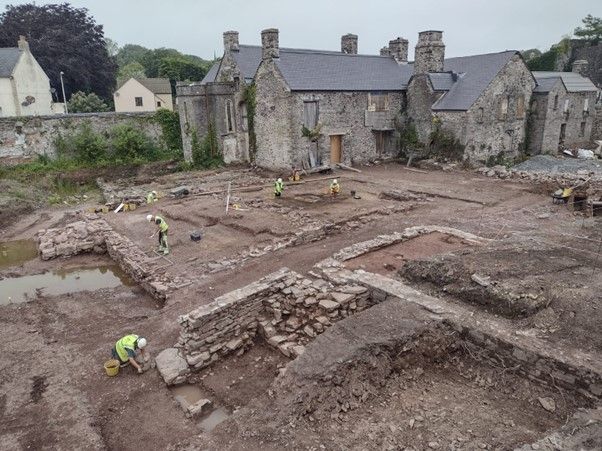 HenebTWA's tweet image. ARCHEOLEGWYR YN DARGANFOD CEI CANOLOESOL – Y CYNTAF I GAEL EI DDARGANFOD YNG NGHYMRU
Dysgwch fwy yma: buff.ly/gpOdRn3
MEDIEVAL QUAY DISCOVERED BY ARCHAEOLOGISTS IS THE FIRST TO BE FOUND IN WALES!
Read more about Heneb's discovery here: buff.ly/hB55tGB