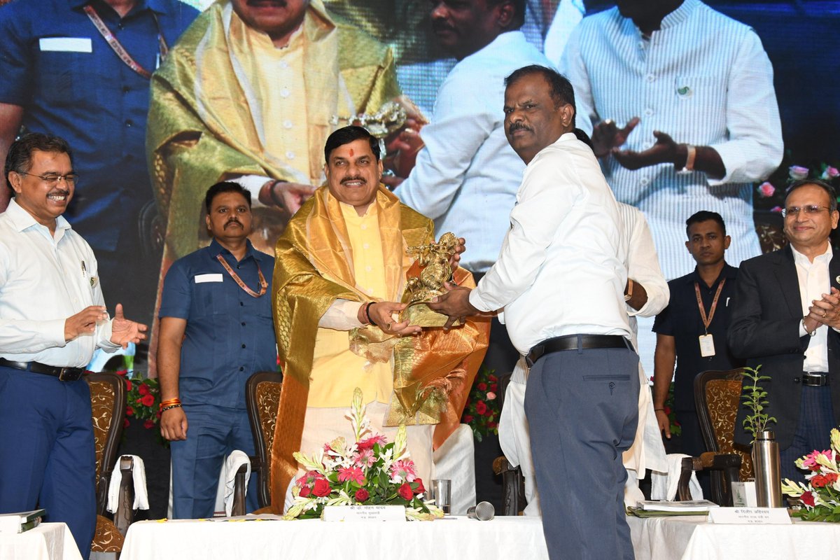 Chief Minister, MP (@cmmadhyapradesh) on Twitter photo рдореБрдЦреНрдпрдордВрддреНрд░реА рдбреЙ. рдореЛрд╣рди рдпрд╛рджрд╡ рдиреЗ рд░рд╛рдЬреНрдп рд╡рди рд╡рд┐рдХрд╛рд╕ рдирд┐рдЧрдо рдХреЗ рд╕реНрд╡рд░реНрдг рдЬрдпрдВрддреА рд╡рд░реНрд╖ рдХреЗ рдЕрд╡рд╕рд░ рдкрд░ рднрд╛рд░рддреАрдп рд╡рди рдкреНрд░рдмрдВрдзрди рд╕рдВрд╕реНрдерд╛рди рдХреЗ рдЙрддреНрдХреГрд╖реНрдЯ рдХрд╛рд░реНрдп рдХрд░рдиреЗ рд╡рд╛рд▓реЗ рдЕрдзрд┐рдХрд╛рд░рд┐рдпреЛрдВ рдФрд░ рдХрд░реНрдордЪрд╛рд░рд┐рдпреЛрдВ рдХреЛ рд╕рдореНрдорд╛рдирд┐рдд рдХрд░ рдмрдзрд╛рдИ рд╡ рд╢реБрднрдХрд╛рдордирд╛рдПрдВ рджреАрдВред
<a href="/DrMohanYadav51/">Dr Mohan Yadav</a> #CMMadhyaPradesh рдореБрдЦреНрдпрдордВрддреНрд░реА рдбреЙ. рдореЛрд╣рди рдпрд╛рджрд╡ рдиреЗ рд░рд╛рдЬреНрдп рд╡рди рд╡рд┐рдХрд╛рд╕ рдирд┐рдЧрдо рдХреЗ рд╕реНрд╡рд░реНрдг рдЬрдпрдВрддреА рд╡рд░реНрд╖ рдХреЗ рдЕрд╡рд╕рд░ рдкрд░ рднрд╛рд░рддреАрдп рд╡рди рдкреНрд░рдмрдВрдзрди рд╕рдВрд╕реНрдерд╛рди рдХреЗ рдЙрддреНрдХреГрд╖реНрдЯ рдХрд╛рд░реНрдп рдХрд░рдиреЗ рд╡рд╛рд▓реЗ рдЕрдзрд┐рдХрд╛рд░рд┐рдпреЛрдВ рдФрд░ рдХрд░реНрдордЪрд╛рд░рд┐рдпреЛрдВ рдХреЛ рд╕рдореНрдорд╛рдирд┐рдд рдХрд░ рдмрдзрд╛рдИ рд╡ рд╢реБрднрдХрд╛рдордирд╛рдПрдВ рджреАрдВред
<a href="/DrMohanYadav51/">Dr Mohan Yadav</a> #CMMadhyaPradesh
