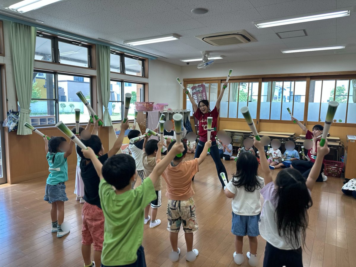 KoshigayaAlphas's tweet image. #アルファーズ元気キャラバン🌈
supported by EACH FACE
#ネギばんばん 編🦆
2025-26 SEASON
vol.2【越谷市立大袋保育所】
今回は #AlphaVenus のHazukiとYukiが大袋保育所を訪問📛
今シーズンより、ダンスの前にネギ遊びを実施🟩⬜️⬜️…