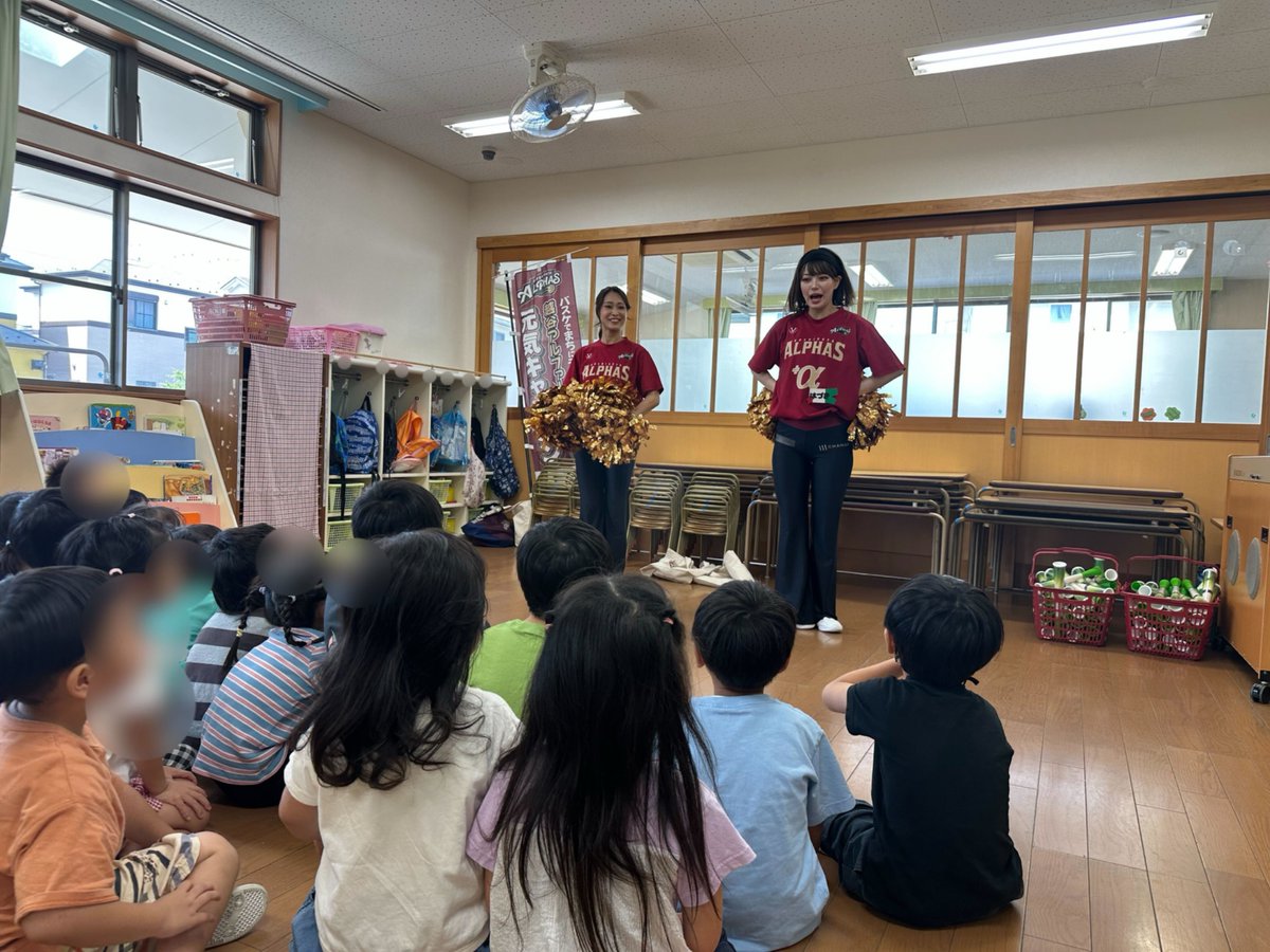 KoshigayaAlphas's tweet image. #アルファーズ元気キャラバン🌈
supported by EACH FACE
#ネギばんばん 編🦆
2025-26 SEASON
vol.2【越谷市立大袋保育所】
今回は #AlphaVenus のHazukiとYukiが大袋保育所を訪問📛
今シーズンより、ダンスの前にネギ遊びを実施🟩⬜️⬜️…