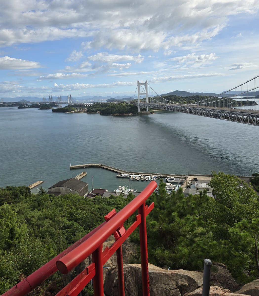 platinum_mo's tweet image. 暑いし💦💦照り返しがキツッ🥵
📷️は瀬戸大橋です😄
近くにあった穴場神社⁉️にも
行ってきました
穴場って名があるくらいだからレアな
場所なんだろうか😁
上に上がると橋がよく見えて
景色良かったです😆